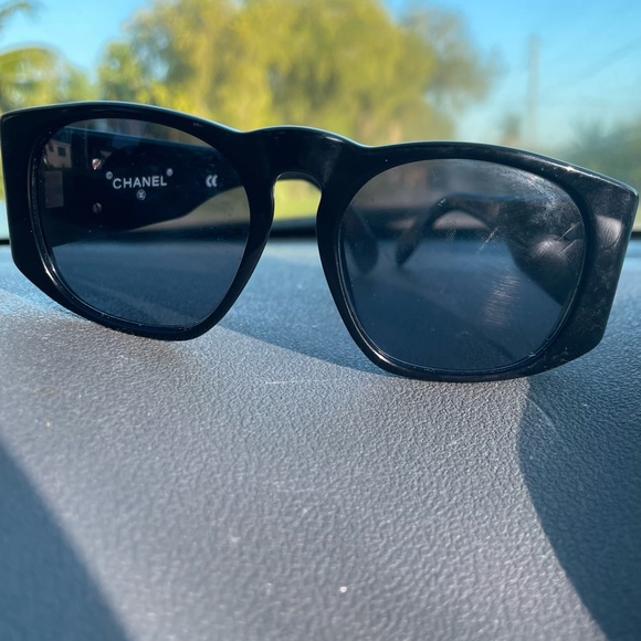 chanel sunglasses with flowers on side